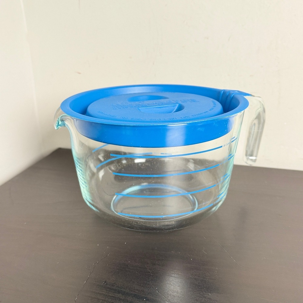 Vintage Pyrex Corning M-640 8 Cup Glass Measuring Batter Bowl with Blue Lid USA